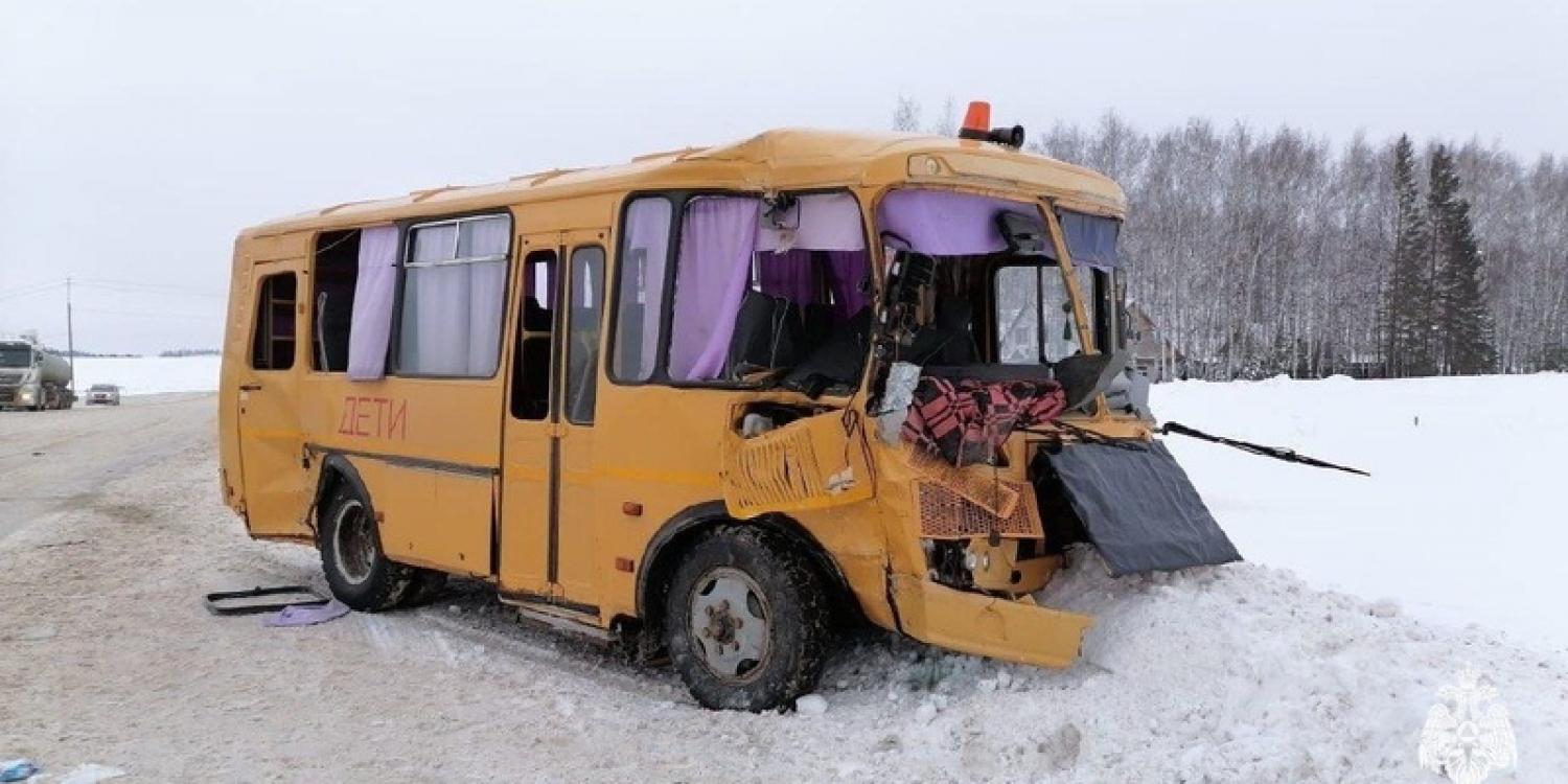 В Башкирии жесткое ДТП - столкнулись большегруз и школьный автобус