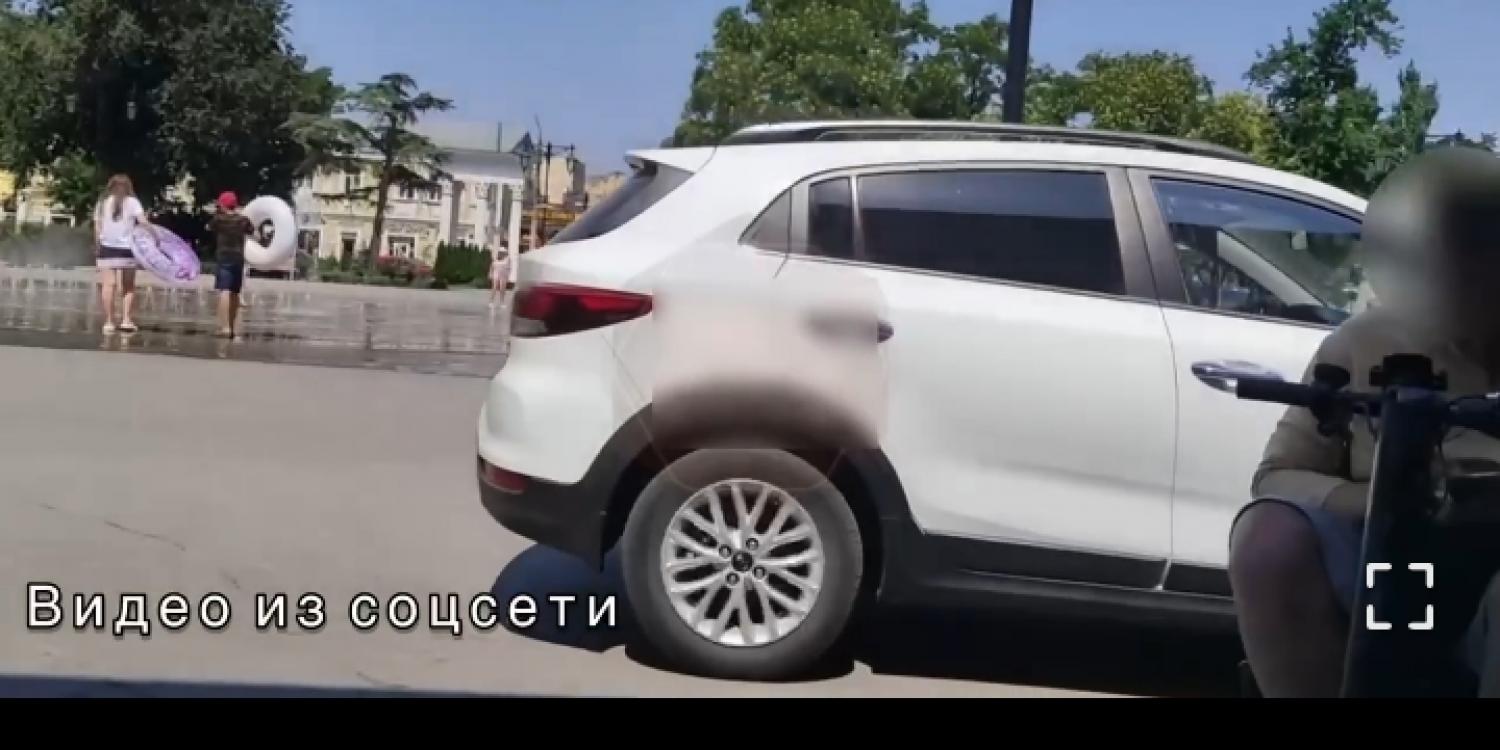 Евпаторийский автомобилист попался на езде в пешеходной зоне